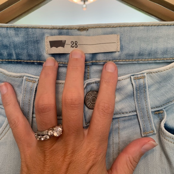 Levi’s light wash 711 jeans - Picture 2 of 6